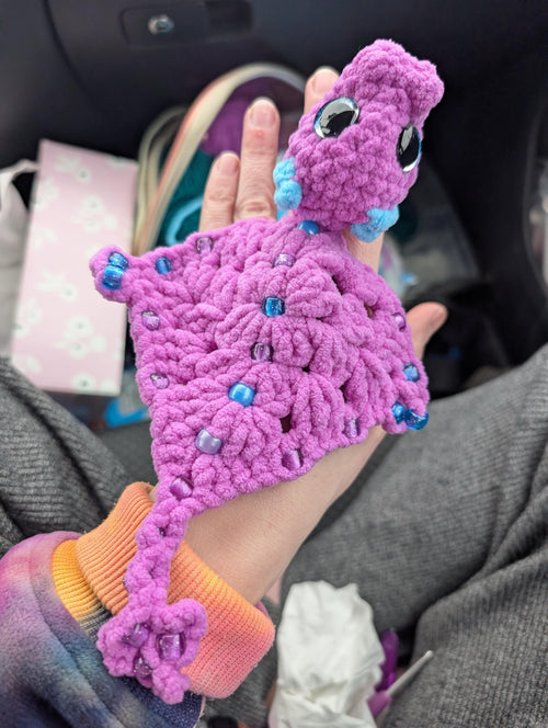 it does feature a finger loop so that you can wrap it around your finger 🐉💕🫶🏼